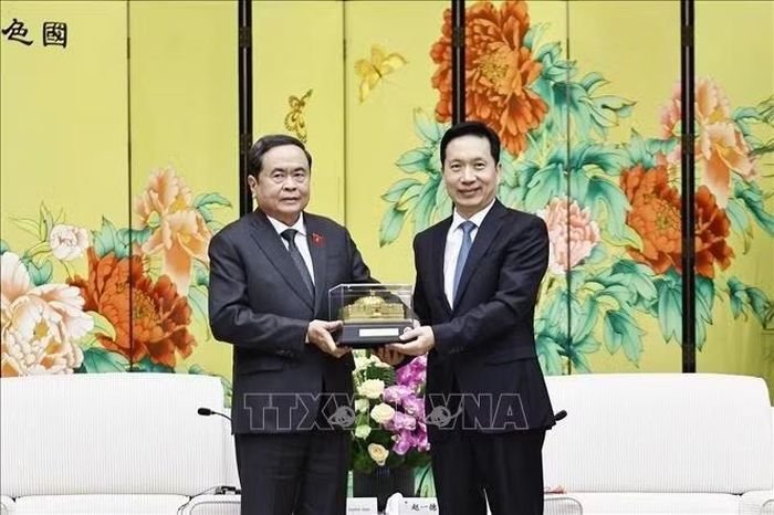 Chủ tịch Quốc hội Trần Thanh Mẫn tặng quà lưu niệm Bí thư Tỉnh uỷ, Chủ nhiệm Ủy ban Thường vụ Nhân đại tỉnh Thiểm Tây (Trung Quốc) Triệu Nhất Đức. Ảnh: Doãn Tấn/TTXVN