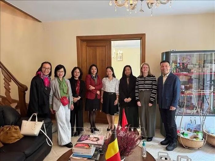Ông Nguyễn Thành Vinh (ngoài cùng bên phải), Chủ tịch Hội Doanh nghiệp Việt Nam tại Benelux (VBAB), trong buổi làm việc với Thương vụ Việt Nam tại Bỉ. Ảnh: Duy Tùng/PV TTXVN tại Bỉ