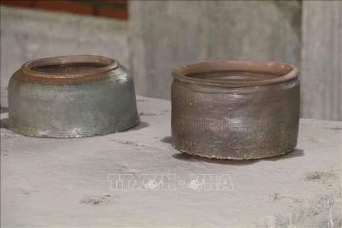 Hiện vật gồm hai loại hình chính là lon thành đứng và lon vai khum.