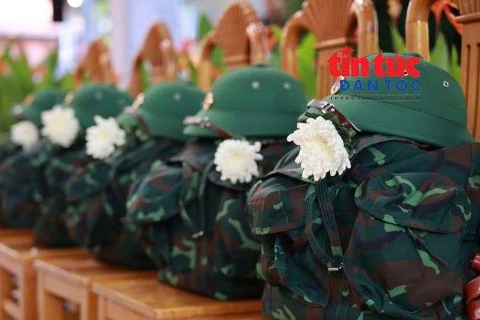 TP Hồ Chí Minh mong người dân cầm hoa trắng tiễn đưa liệt sĩ tại Công viên Lê Thị Riêng về nơi an nghỉ cuối cùng.