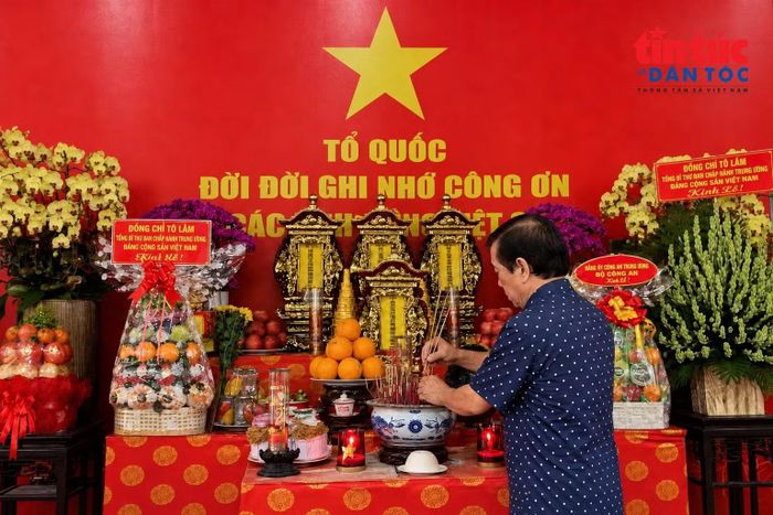 Ông Lê Chí Công, con trai liệt sĩ Lê Thị Riêng, dâng hương tại công viên mang tên mẹ.