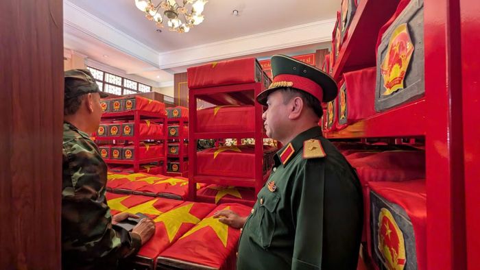 Thiếu tướng Nguyễn Thành Trung, Chính uỷ Bộ Tư lệnh TP Hồ Chí Minh đang kiểm tra các khâu cuối cùng để cho lễ truy điệu, an táng các liệt sĩ tìm thấy tại Công viên Lê Thị Riêng.