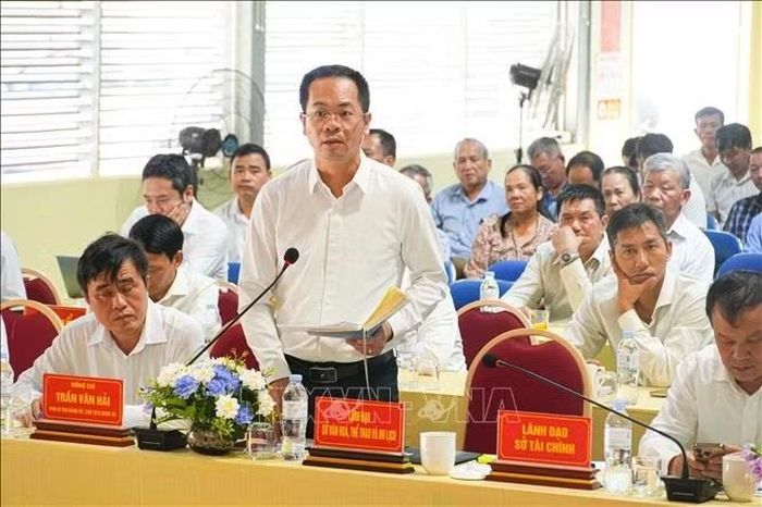 Giám đốc Sở Văn hóa Thể thao và Du lịch tỉnh Điện Biên Trần Hải Hà trả lời kiến nghị cử tri tại Hội nghị.