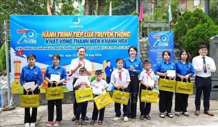 Chị Tô Thị Tuyết Ngân, Phó Bí thư Tỉnh đoàn, Chủ tịch Hội LHTN Việt Nam tỉnh Khánh Hòa, trao học bổng và quà cho học sinh.