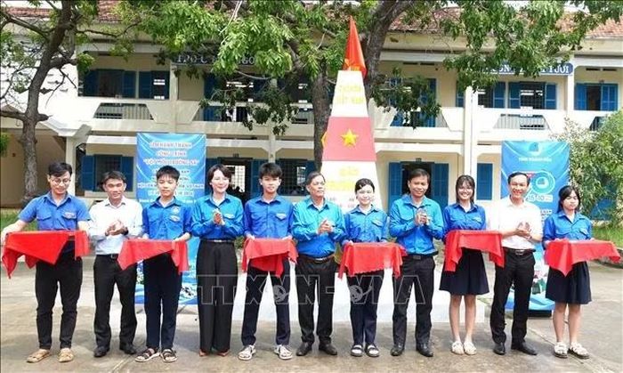 Các đại biểu cắt băng khánh thành công trình Cột mốc Trường Sa tại phân hiệu 2, Trường THCS Đông Ninh Hòa, tỉnh Khánh Hòa.