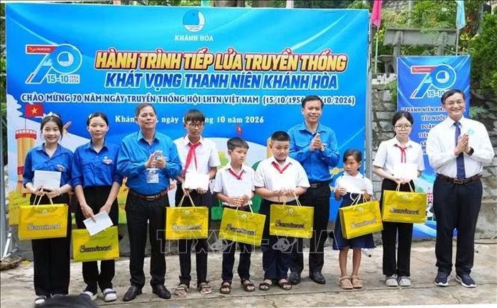 Ban tổ chức trao học bổng và quà cho học sinh hiếu học, có hoàn cảnh khó khăn trên địa bàn phường Đông Ninh Hòa.