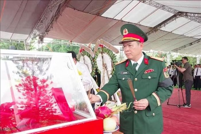 Các đại biểu dâng hương tại Lễ an táng 14 hài cốt liệt sĩ được tìm kiếm, quy tập tại phường Hội An Đông (thành phố Đà Nẵng).