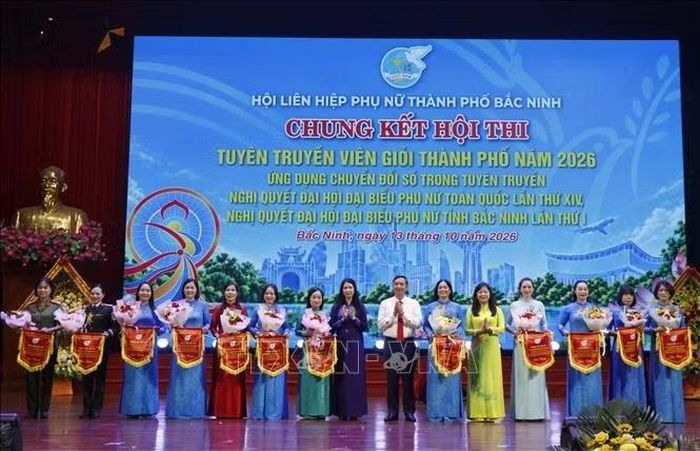 Ban tổ chức trao cờ lưu niệm cho các đội.