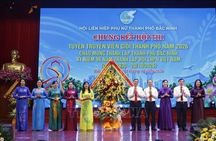 Các đồng chí lãnh đạo thành phố Bắc Ninh tặng hoa chúc mừng Hội thi.