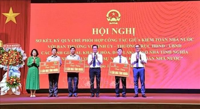 Trao biểu trưng nhà tình nghĩa cho các gia đình có công với cách mạng, có hoàn cảnh đặc biệt khó khăn tại Gia Lai, Khánh Hòa và Đắk Lắk. Ảnh: TTXVN phát