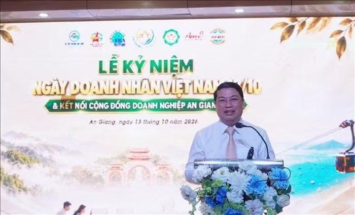 Phó Chủ tịch UBND tỉnh An Giang Lê Trung Hồ phát biểu tại Lễ kỷ niệm Ngày Doanh nhân Việt Nam Ảnh: Văn Sĩ/TTXVN