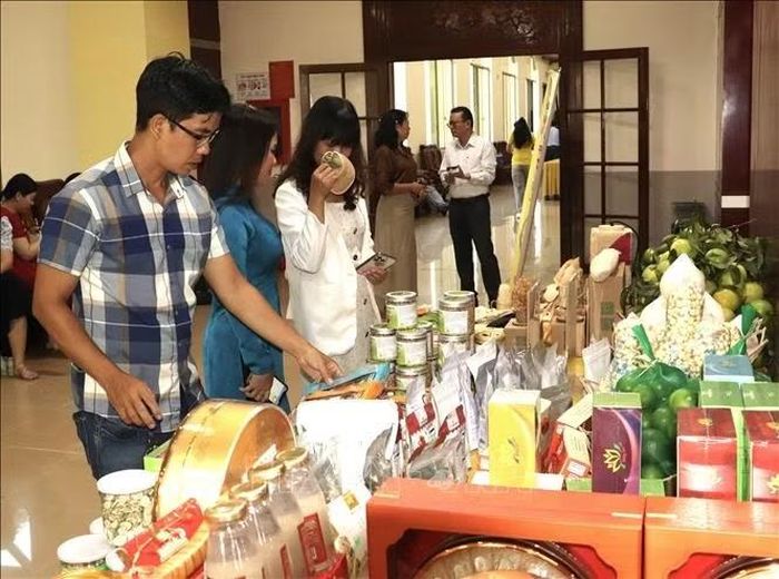 Đại biểu tìm hiểu các sản phẩm tiêu biểu của các doanh nghiệp tỉnh Đồng Tháp. Ảnh: Hồng Nhung/TTXVN