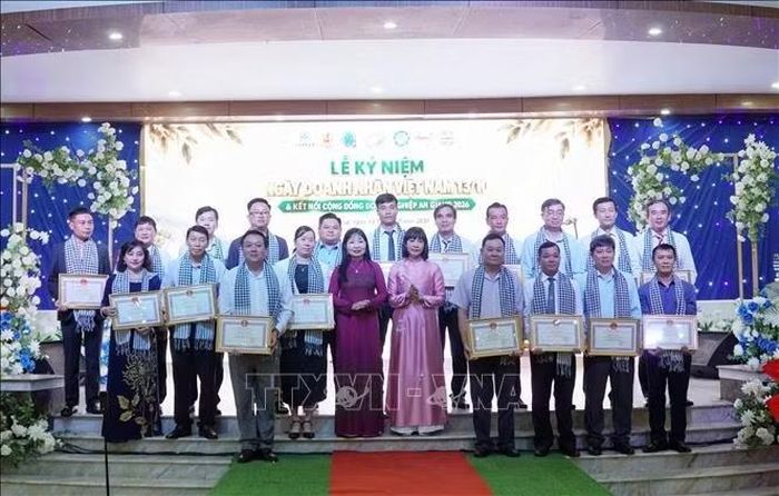 Phó Bí thư Tỉnh ủy An Giang, Chủ tịch HĐND tỉnh Trần Thị Thanh Hương tặng Bằng khen của Chủ tịch UBND tỉnh cho các cá nhân. Ảnh: Văn Sĩ/TTXVN