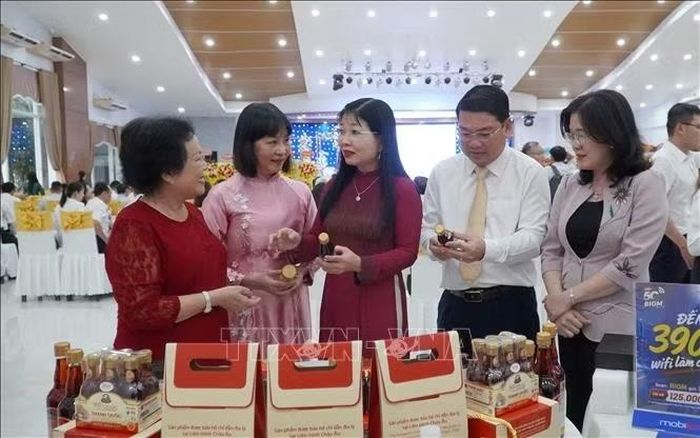 Lãnh đạo Tỉnh ủy, UBND tỉnh An Giang tham quan gian hàng trưng bày tại Lễ kỷ niệm Ngày Doanh nhân Việt Nam. Ảnh: Văn Sĩ/TTXVN