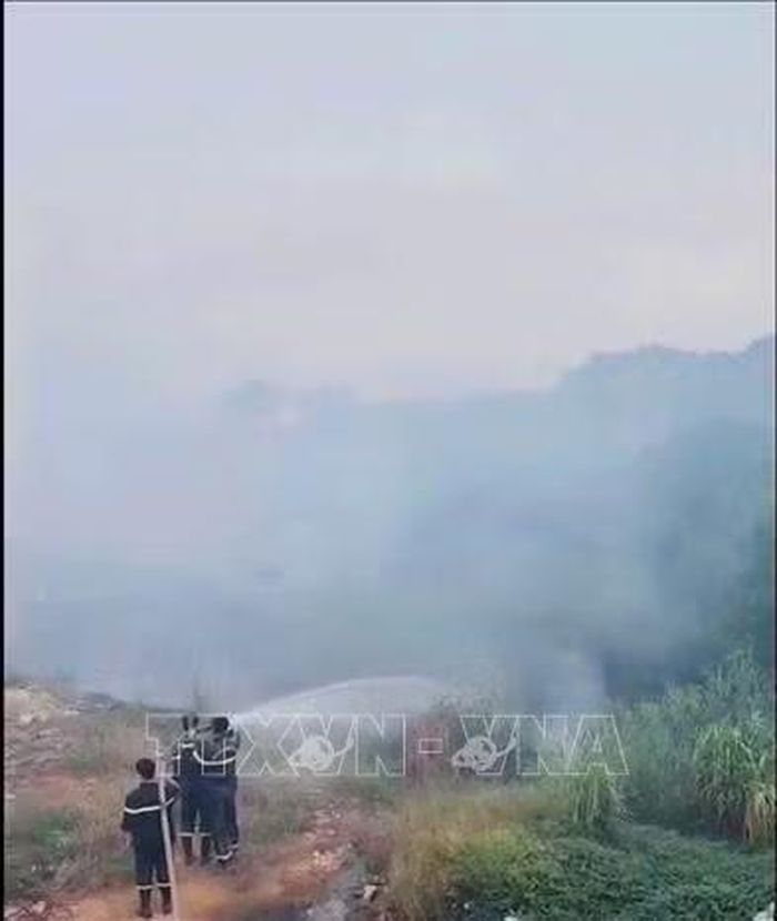 Công an phường phối hợp với Đội Phòng cháy, chữa cháy và cứu nạn, cứu hộ xử lý, hạn chế nguy cơ cháy lan và kéo dài.