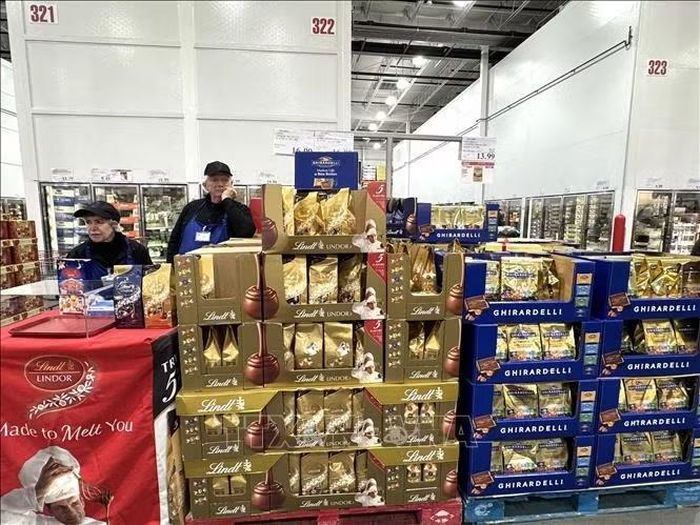 Sô-cô-la đóng gói được bày bán tại siêu thị Costco ở Mỹ trong bối cảnh giá bánh kẹo tăng cao.