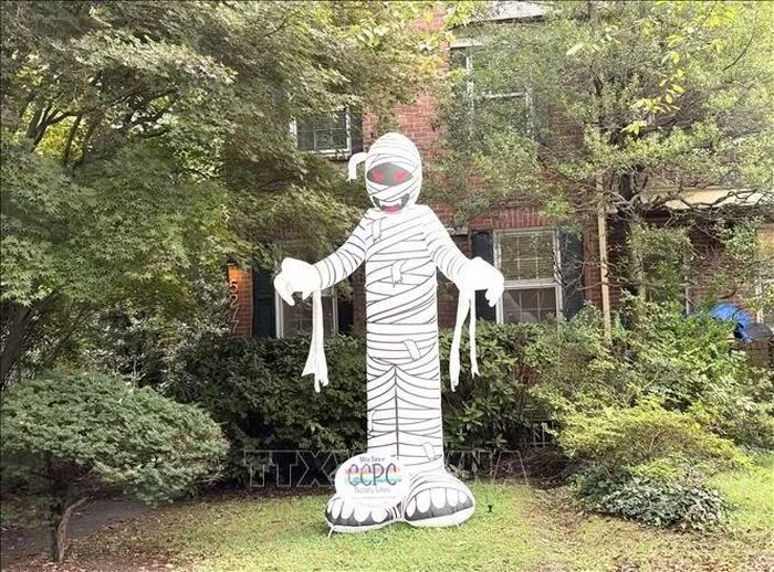 Trang trí Halloween trước một ngôi nhà tại Washington D.C.