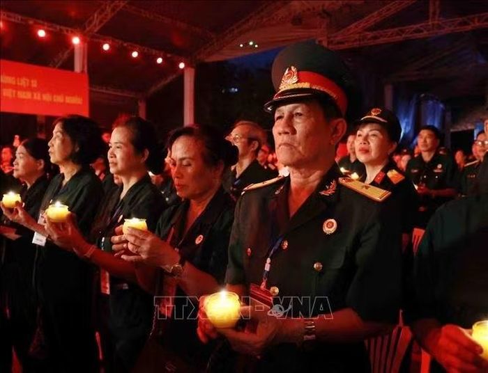 Nghi thức thắp nến tri ân các anh hùng liệt sĩ.