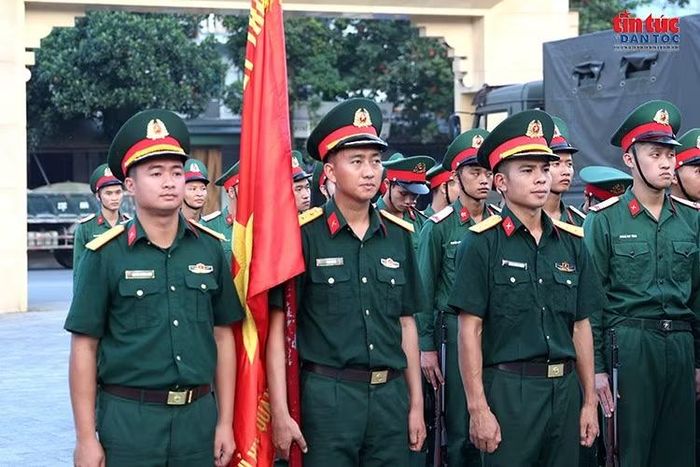 Đội quân kỳ nghiêm trang trong buổi luyện tập .