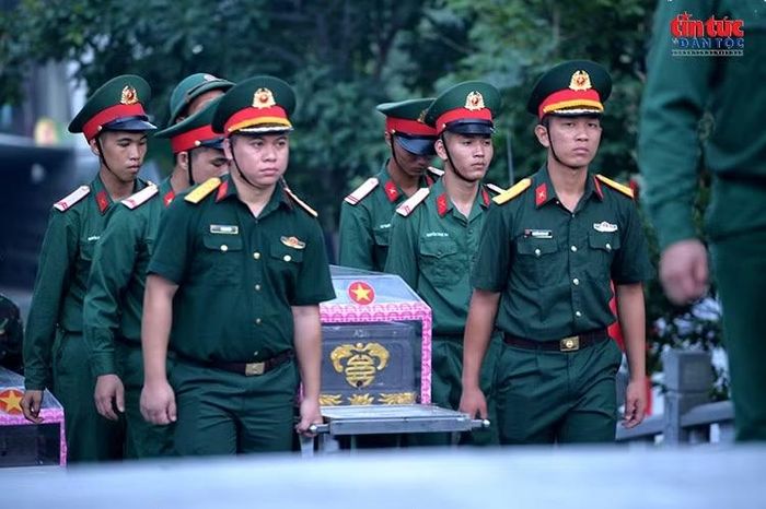 Các lực lượng thực hiện nghi lễ luyện tập di chuyển theo đội hình trên lối lên Nghĩa trang liệt sĩ Quốc gia Vị Xuyên.