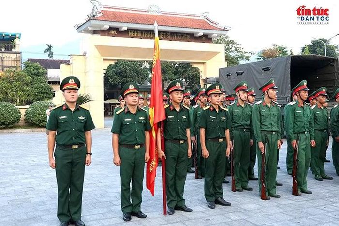 Các cán bộ, chiến sĩ tham gia luyện tập nghi thức đón, di chuyển hài cốt liệt sĩ tại Nghĩa trang liệt sĩ Quốc gia Vị Xuyên, chiều 13/10.
