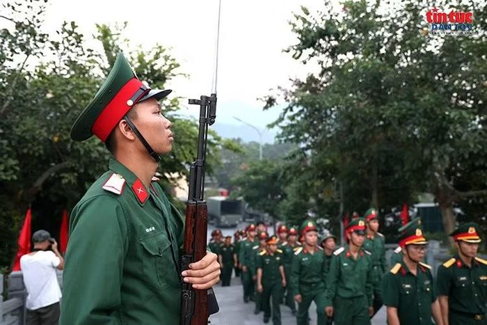 Lực lượng tiêu binh luyện tập thể hiện sự trang nghiêm trong lễ đón hài cốt liệt sĩ.