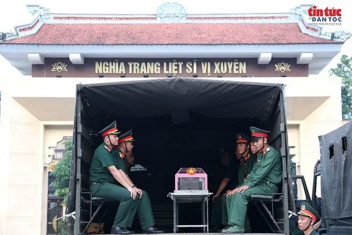 Luyện tập phương án vận chuyển hài cốt liệt sĩ trên xe quân sự, bảo đảm sự trang nghiêm, chu đáo.