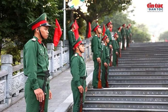 Các chiến sĩ hai hàng dọc lối lên nghĩa trang đón đoàn di chuyển hài cốt liệt sĩ.