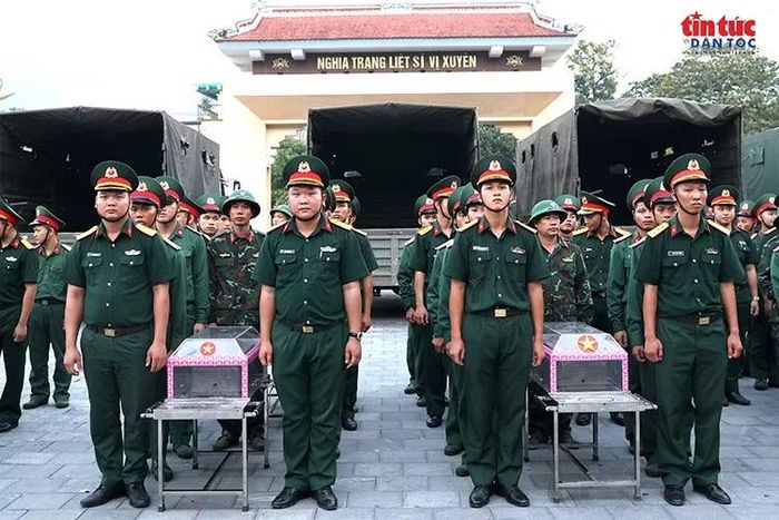 Lực lượng làm nhiệm vụ phối hợp luyện tập tiếp nhận, đưa tiểu quách đựng hài cốt liệt sĩ từ xe quân sự xuống vị trí tập kết.