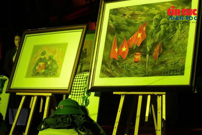Bức tranh “Đồng đội” khắc họa người chiến sĩ trẻ nâng niu hài cốt liệt sĩ tại Công viên văn hóa Lê Thị Riêng.