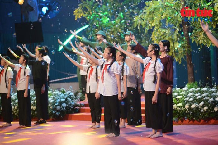 Các tiết mục tri ân nhắc nhớ thế hệ hôm nay trân trọng hòa bình và gìn giữ ký ức về những người đã hy sinh.