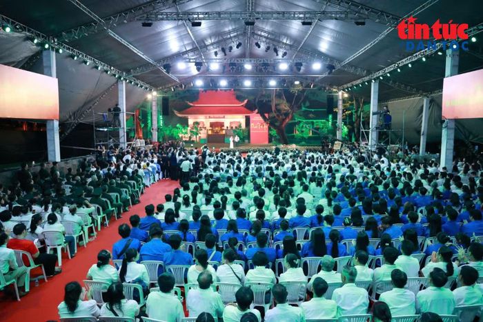 Nghi thức thắp nến khép lại chương trình “Khúc tri ân”, tưởng nhớ các liệt sĩ trước ngày đưa về nơi an nghỉ.
