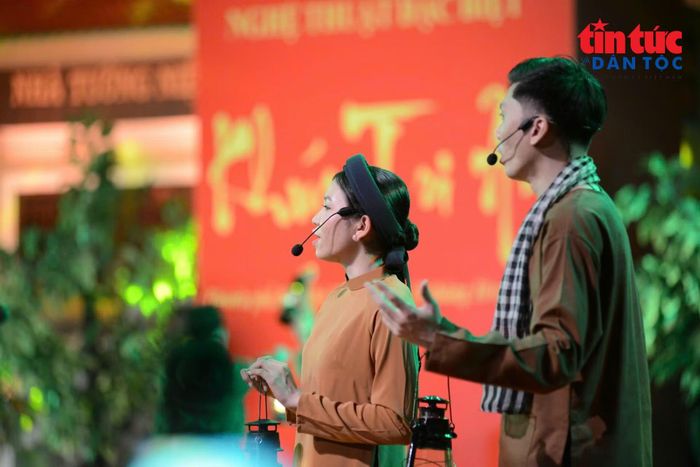 Các nghệ sĩ kết hợp lời hát và múa, tái hiện hình ảnh người lính trong những năm tháng chiến tranh.