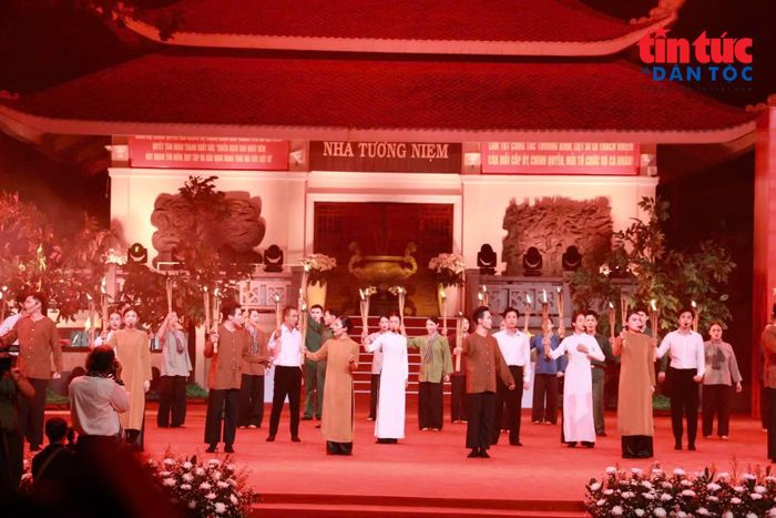 Các nghệ sĩ thể hiện lòng biết ơn đối với những người đã hy sinh vì độc lập, tự do của Tổ quốc.