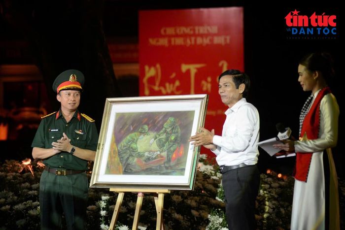 Họa sĩ Lê Sa Long gửi tặng bức tranh vẽ về các chiến sĩ, người tình nguyện đang thực hiện công tác quy tập hài cốt liệt sĩ tại Công viên Lê Thị Riêng.