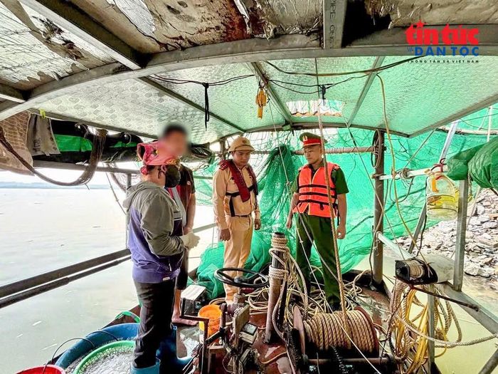 Các trang thiết bị được sử dụng để kích điện khai thác thủy sản.