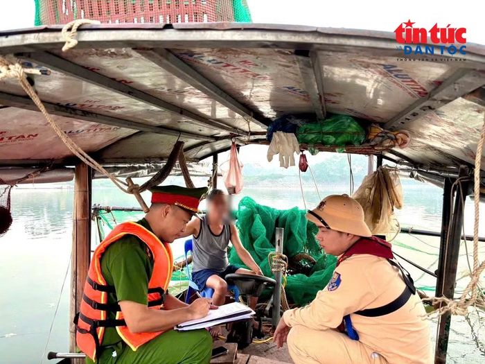 Lực lượng chức năng lập biên bản, tịch thu phương tiện vi phạm để xử lý theo quy định.