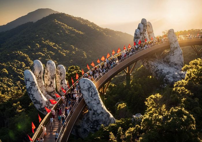 Cầu Vàng còn có tên gọi là Cầu Bàn Tay Ba Na Hills luôn là điểm check in cực hot tại Tp. Đà Nẵng (Ảnh: Sun Group).