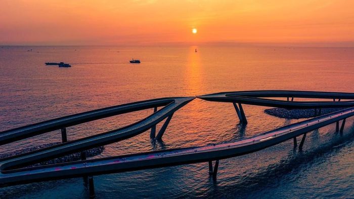 Cầu Hôn - cây cầu đi bộ trên biển tại Thị trấn Hoàng Hôn (Sunset Town) Phú Quốc (Ảnh: Sun Group).