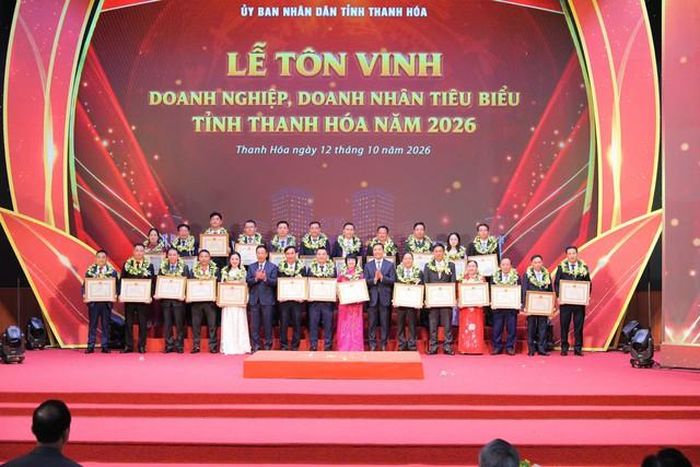 Lãnh đạo tỉnh Thanh Hóa trao Bằng khen của Chủ tịch UBND tỉnh cho các doanh nghiệp, doanh nhân tiêu biểu (Ảnh Sở VH-TT&DL Thanh Hóa).