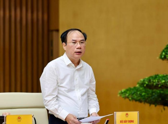 Thứ trưởng Bộ Xây dựng Nguyễn Văn Sinh báo cáo tại phiên họp (Ảnh: VGP).