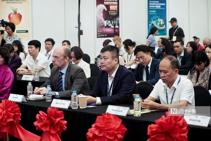 Các đại biểu tham dự lễ khai mạc 3 triển lãm quốc tế (Ảnh: Thành Long).