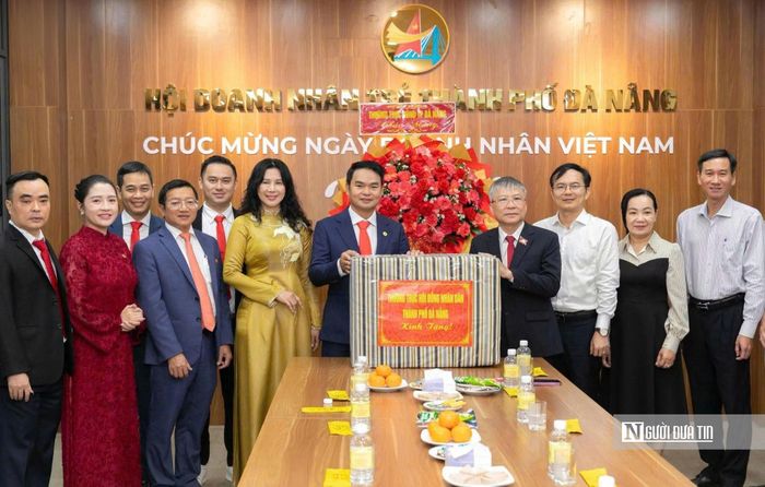 Ông Nguyễn Đức Dũng, Phó Bí thư Thành ủy, Chủ tịch HĐND thành phố Đà Nẵng cùng đại diện lãnh đạo các ban HĐND thành phố và Văn phòng Đoàn ĐBQH và HĐND thành phố thăm, làm việc và chúc mừng Hội Doanh nhân trẻ Đà Nẵng nhân kỷ niệm 22 năm Ngày Doanh nhân Việt Nam.