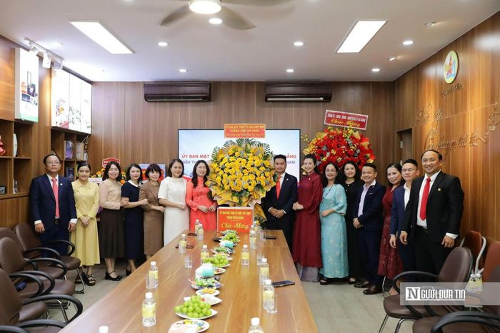 Bà Nguyễn Thị Thu Lan, Ủy viên Ban Thường vụ Thành ủy, Phó Chủ tịch Thường trực Ủy ban MTTQ Việt Nam thành phố Đà Nẵng, dẫn đầu đoàn công tác đến thăm, chúc mừng Hội Doanh nhân trẻ Đà Nẵng nhân Ngày Doanh nhân Việt Nam 13/10.
