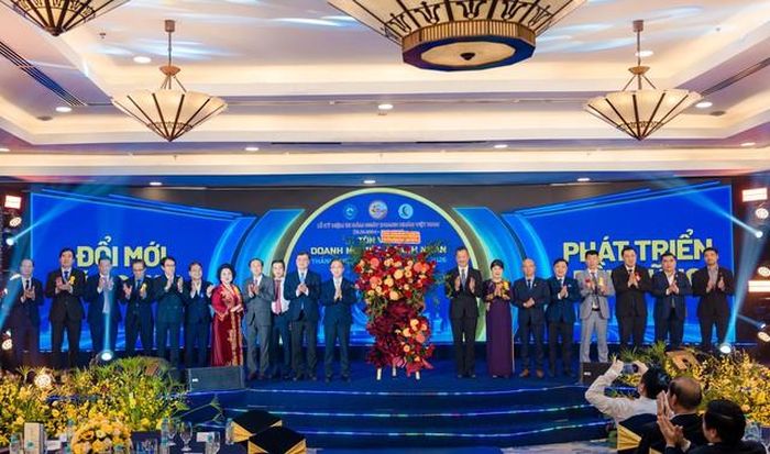Đại diện lãnh đạo Tp.HCM trao hoa chúc mừng cho ông Mai Hữu Tín, Chủ tịch Liên đoàn Doanh nghiệp Tp.HCM.