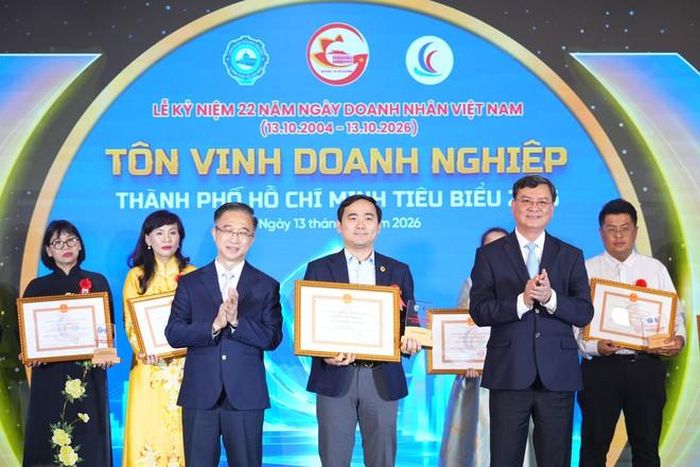 Các doanh nghiệp nhận bằng khen vinh danh.
