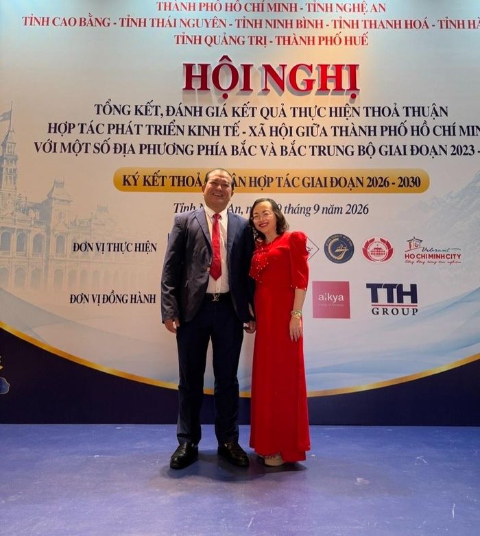 Vợ chồng TS. Trần Quốc Lâm tại hội nghị tổng kết đánh giá kết quả thực hiện hợp tác phát triển kinh tế - xã hội giữa TP. Hồ Chí Minh với một số địa phương.