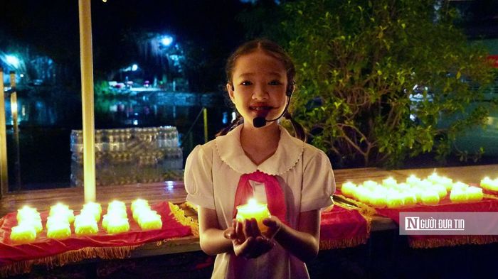 Điểm nhấn cuối chương trình là nghi thức dâng hương, thắp nến tưởng niệm các Anh hùng liệt sĩ.