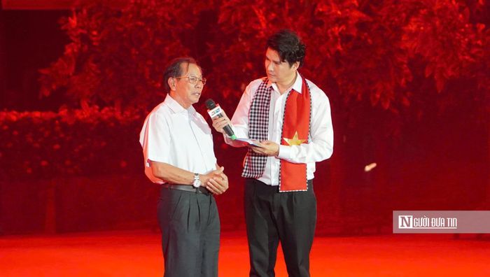 Bác sĩ quân y Trần Văn Bản kể lại những ngày tháng tham gia chiến đấu cùng đồng đội tại mặt trận Tam Giác Sắt và đến nay, ông là một trong những người kiên nhẫn tham gia tình nguyện tìm kiếm hài cốt liệt sĩ tại Công viên Lê Thị Riêng.