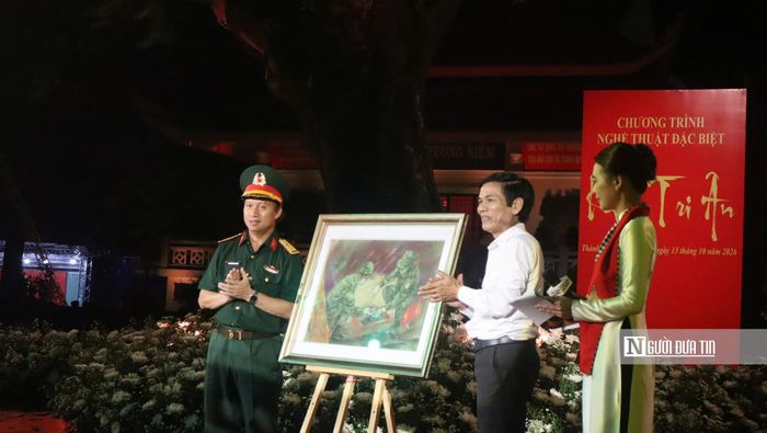 Họa sĩ Lê Sa Long vẽ nhiều bức tranh về đợt tìm kiếm quy tập hài cốt liệt sĩ tại Công viên Lê Thị Riêng.
